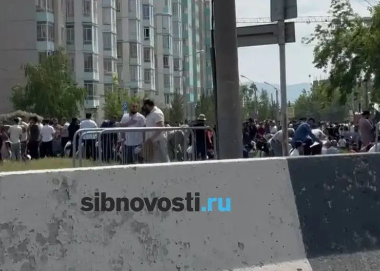 В Красноярске на Металлургов огромная пробка из-за скопления людей у мечети