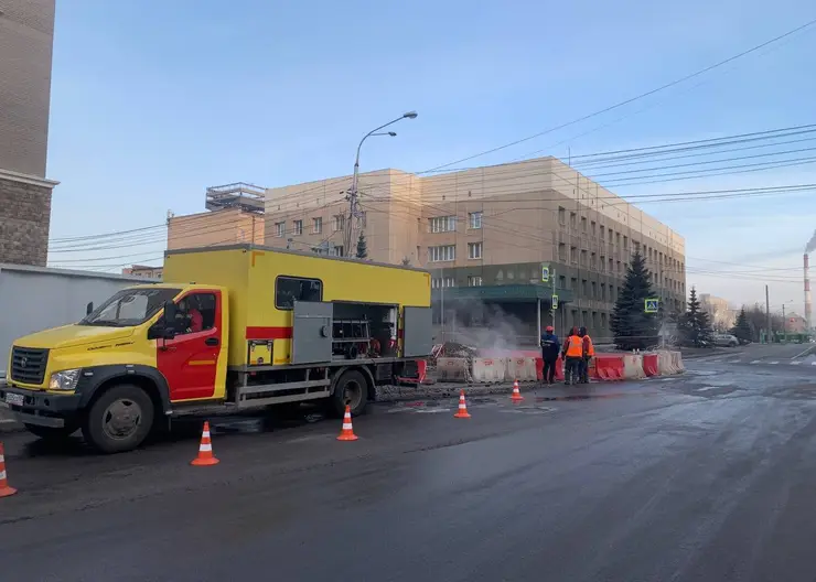 Около 23:00 часов в центре Красноярска локализовали порыв на теплопроводе