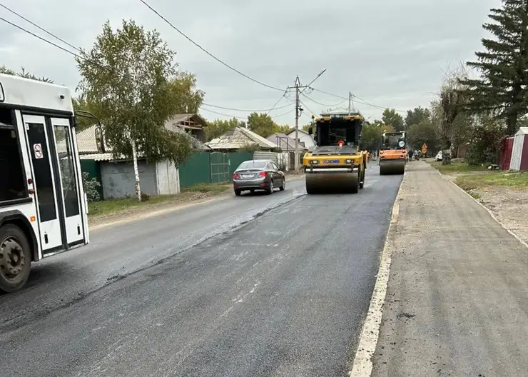 В Красноярске на ул. Львовская начали асфальтировать дорогу
