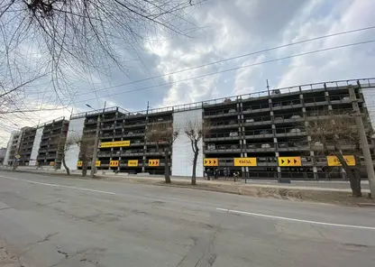 В Красноярске многоуровневая парковка напротив бизнес-центра «Баланс» заполнилась автомобилями