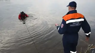 Спасатели достали из озера автомобиль с погибшей женщиной под Красноярском Спасатели достали из озера автомобиль с погибшей женщиной под Красноярском