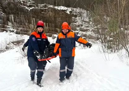 На Столбах мужчина упал со скалы и получил открытую черепно-мозговую травму
