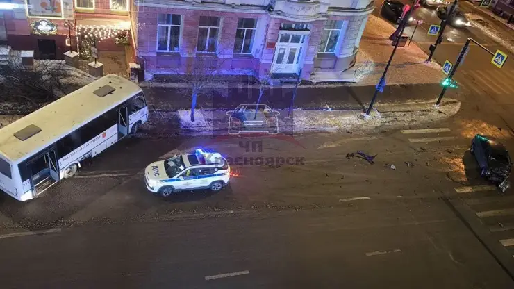 В центре Красноярска пробка из-за ДТП с автобусом на перекрёстке Мира — Диктатуры Пролетариата