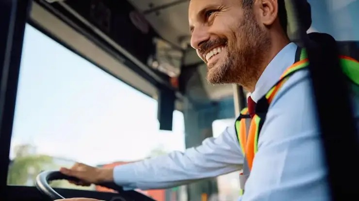 Водители омских автобусов теперь могут получать 120 тысяч рублей