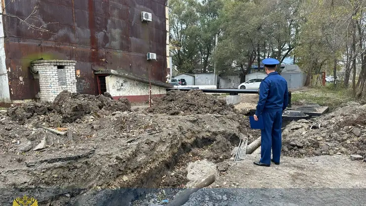 Школьник сломал ногу, упав в не огороженную траншею в Приморском крае