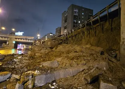 Подпорная стена обрушилась на проезжую часть в центре Новосибирска