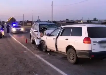Две машины столкнулись лоб в лоб на трассе в Иркутской области. Один человек погиб, четверо пострадали