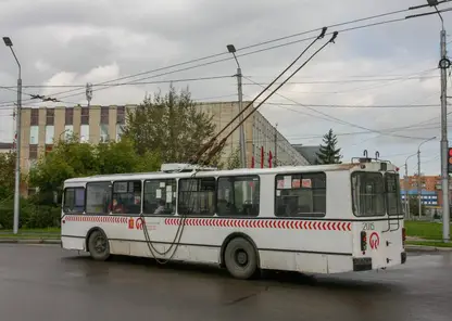 В Красноярске на голову водителя троллейбуса упал люк