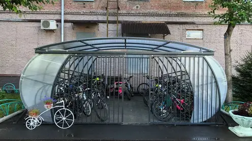 На правобережье Красноярска жители одного из дворов создали крытую велопарковку