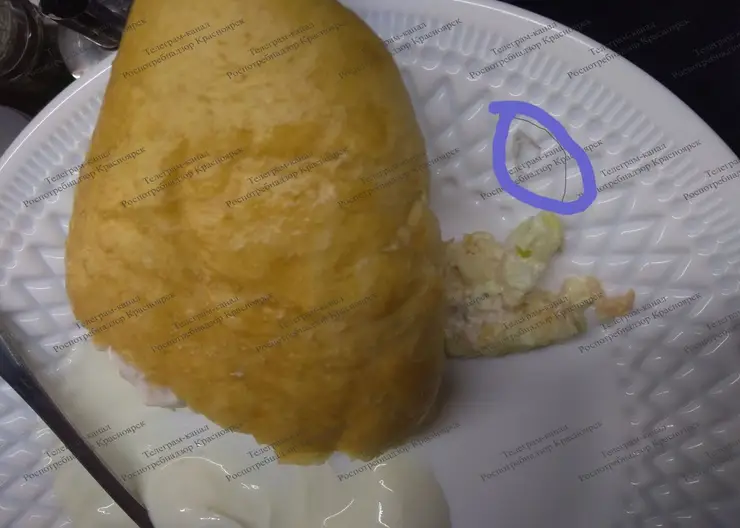 Житель Красноярска нашел в пирожке кусочек стекла 