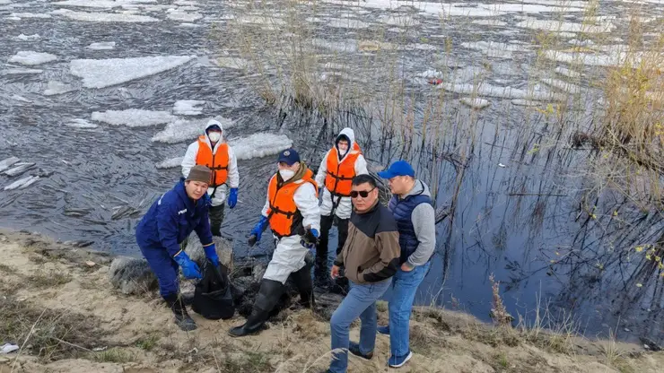 Разлив нефтепродуктов ликвидировали в акватории реки Лена в Якутске
