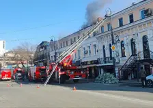 Сильный пожар произошел в здании в центре Владивостока