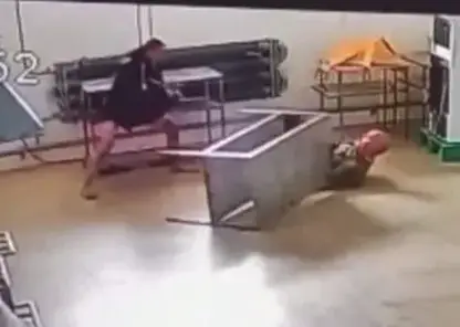 Молодой парень с ножом напал на работника птицефабрики в Емельяново