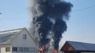 В поселке Зыково под Красноярском загорелся склад с пиломатериалами В поселке Зыково под Красноярском загорелся склад с пиломатериалами