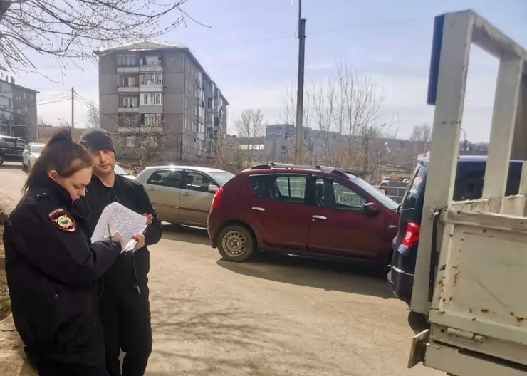 В Красноярске водитель грузовика повредил 5 машин на парковке и скрылся