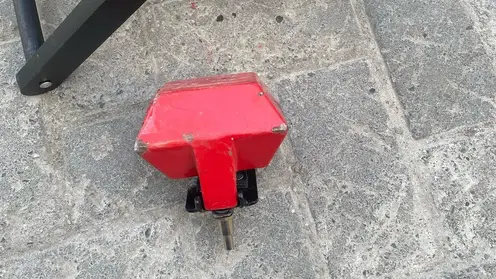 Тяжёлый предмет упал на девушку в центре Новосибирска. Ей понадобилась скорая помощь