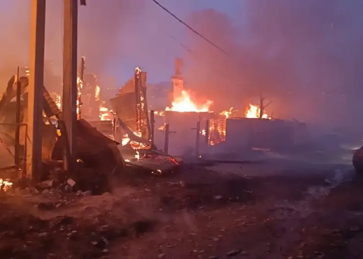 В садоводстве под Иркутском загорелось несколько дачных домов