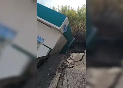 В Красноярске торговый павильон повис над пропастью