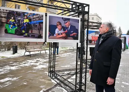 История в кадрах: в центре Красноярска открылась фотовыставка посвященная 45-летию аэропорта