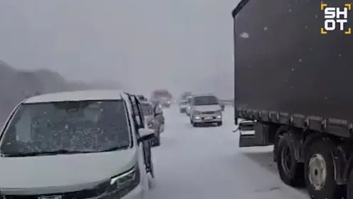 Мартовский снегопад парализовал Уссурийск: массовые аварии, перекрытые трассы и 9-балльные пробки