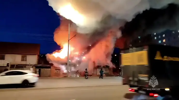 В Красноярске пожарные спасли женщину и троих детей из горящего дома на Калинина