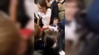 Видео серьезной давки в гардеробе иркутской школы появилось в сети