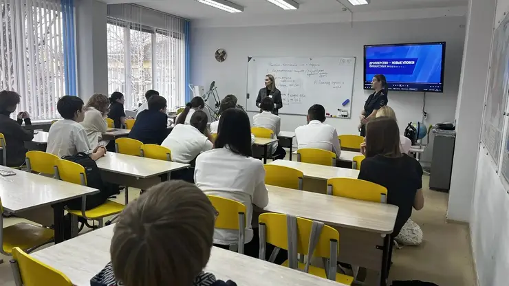 ВТБ: более 600 красноярских подростков научили распознавать уловки мошенников