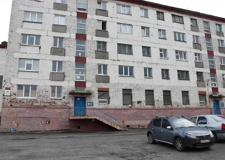 Полуторагодовалый ребенок выпал из окна пятого этажа в Норильске