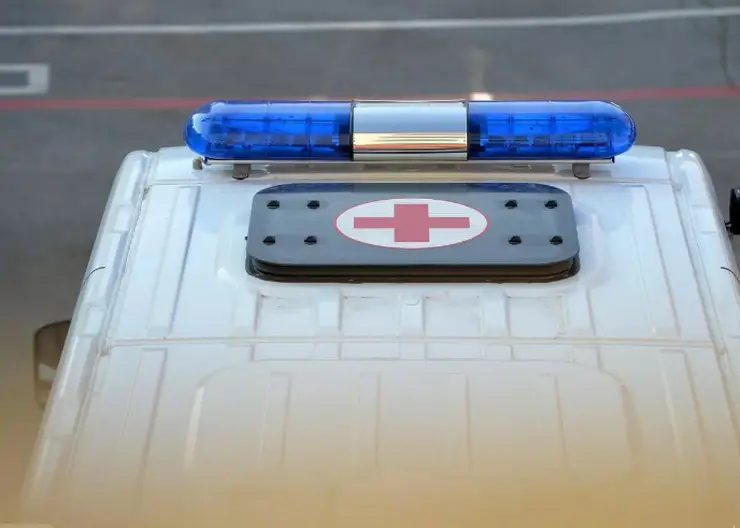 В Новосибирске на остановке мужчина избил девушку 