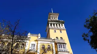 «Живём как в холодильнике»: дом со шпилем в Красноярске замерзает без отопления