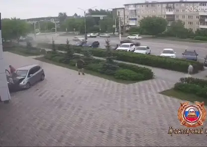 Водитель протаранил фитнес‑клуб в Ачинске: причиной ДТП могло стать недомогание