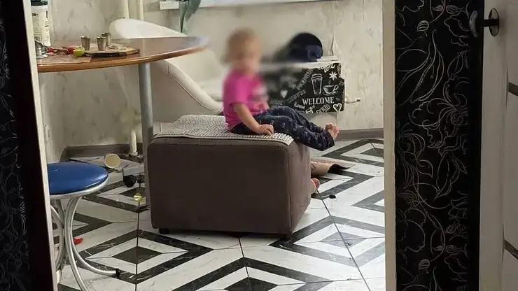 Годовалая девочка забралась на окно четвёртого этажа и едва не выпала из многоэтажки в Красноярске