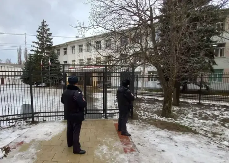 Школьник из Ачинска несколько месяцев за деньги рассылал ложные сообщения о минировании