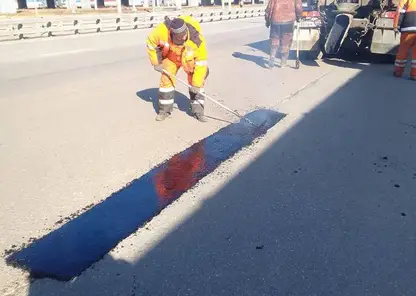 В Красноярске на ул. Свердловская ямы на дороге устранили литым асфальтом