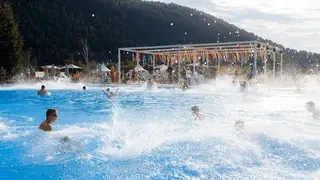 Девочка заболела менингитом после купания в открытом бассейне под Красноярском