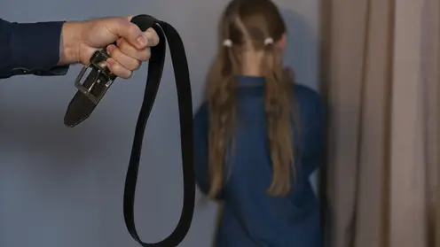 Иркутянин избил свою 17-летнюю дочь и вытолкнул из окна 4 этажа за прогул уроков