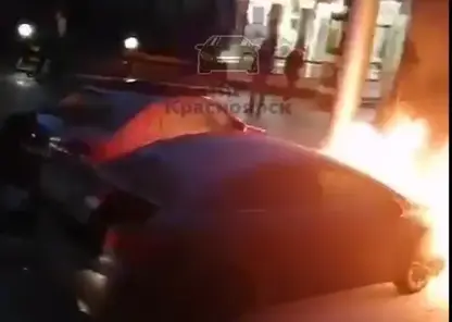 В центре Красноярска на перекрестке Мира - Робеспьера загорелся автомобиль