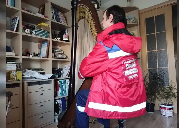 Молодой водитель скорой помощи из Красноярска покоряет сцену с арфой