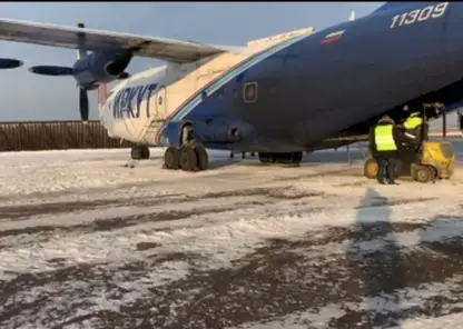 Вылетевший из Иркутска самолет экстренно сел в Новосибирске из-за отказа двигателя