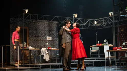 «Щемящее чувство ностальгии»: в Красноярске прошла премьера спектакля «Служебный роман»