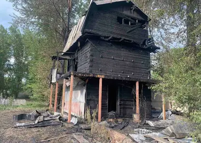 В Ачинске из-за возгорания тополиного пуха уничтожено двухэтажное строение
