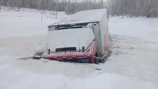 Грузовик провалился под лед в Томской области Грузовик провалился под лед в Томской области