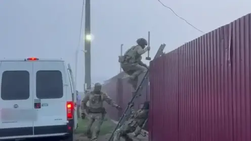 В Красноярске пятеро сообщников похитили мужчину и кулаками заставляли переписать квартиру на сестру