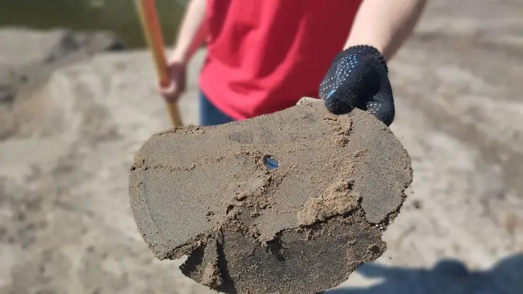 Под Красноярском нашли спрятанный под слоем щебня мусорный полигон