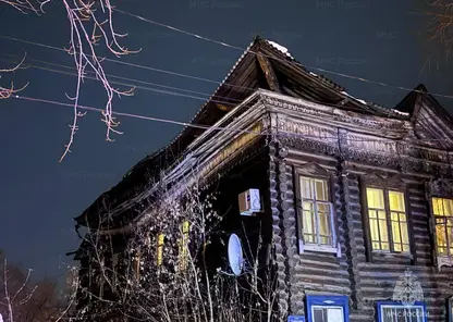 Часть крыши деревянного жилого дома обрушилась в Томске