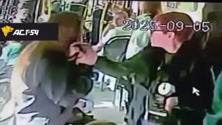 Кондуктор оттаскала школьницу за волосы в Новосибирске, усомнившись в её проездном