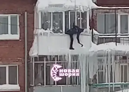 Экстремал с топором на балконе пятого этажа сбивал сосульки в кузбасском Шерегеше