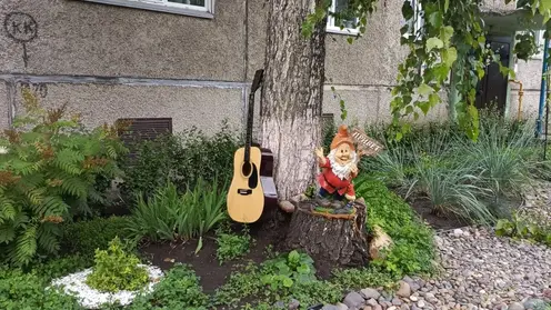 Смотрим на красоту: председатель дома преобразила двор и объединила жителей на Юшкова