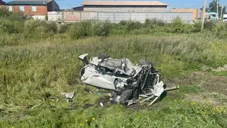 Поезд снес внедорожник, медленно выехавший на ж/д пути в Благовещенске. Водитель машины скончался на месте