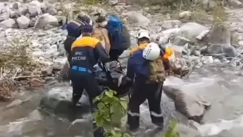 В Бурятии альпинист сорвался с 20-метровой скалы и сломал себе две ноги, на помощь к нему прилетел вертолет Ми-8 из Иркутска